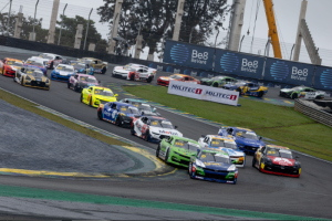 Sob garoa, Nicolas Costa leva a melhor na Corrida 1 da NASCAR Brasil em Interlagos
