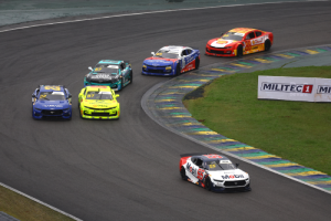 Piloto Mobil™ Murilo Rocha conquista primeiro pódio na NASCAR Brasil