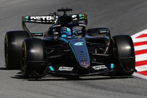 Russell lidera último treino livre em Barcelona; Mercedes confirma força antes da classificação