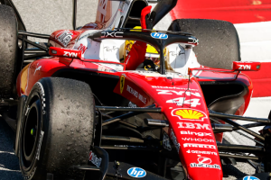 Hamilton vence pela primeira vez com a Ferrari em Barcelona e alcança a 106ª vitória na Fórmula 1