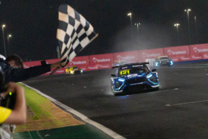 Com um ritmo alucinante, Felipe Baptista sai de quinto para vencer a sprint de Cuiabá