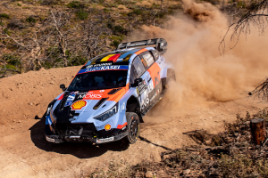 Neuville lidera o Rally Acrópole após sexta-feira marcada por abandonos e punição para Solberg