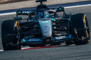 Russell vence na Áustria após segurar pressão de Verstappen; Antonelli completa recuperação com terceiro lugar